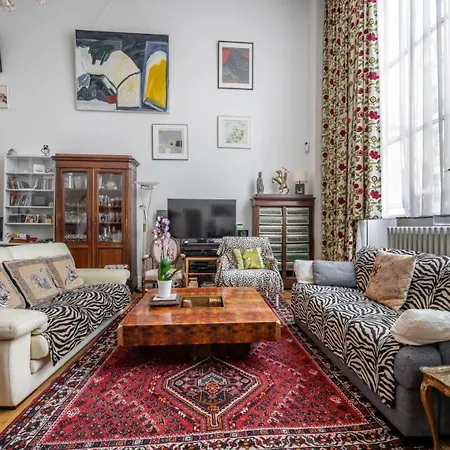 Veeve - Double Height Delight Apartment